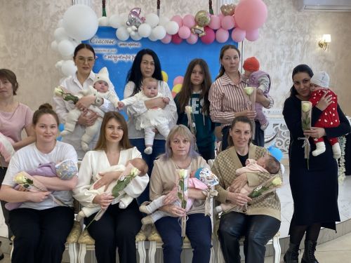 В Нурлатском ЗАГСе поздравили семьи с первенцами и многодетных родителей