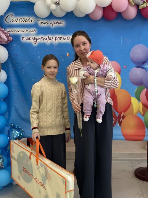 В Нурлатском ЗАГСе поздравили семьи с первенцами и многодетных родителей