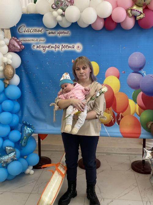 В Нурлатском ЗАГСе поздравили семьи с первенцами и многодетных родителей