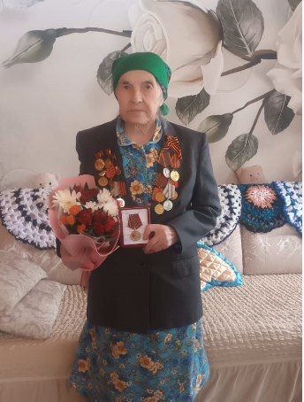 Труженица тыла из Нурлата удостоена юбилейной медали в честь 80-летия Победы