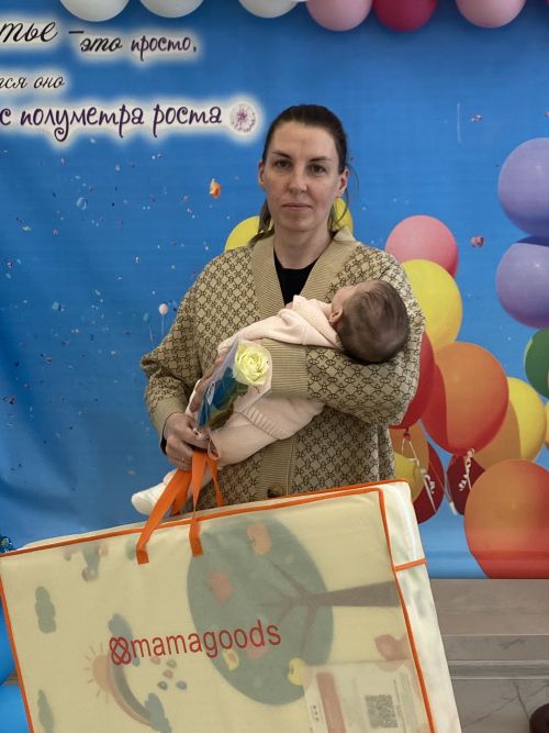 В Нурлатском ЗАГСе поздравили семьи с первенцами и многодетных родителей