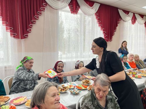 Ученики школы №1 поздравили жительниц и сотрудниц Нурлатского дома-интерната с 8 Марта