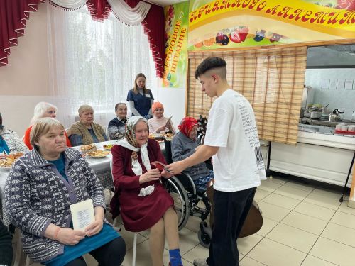 Ученики школы №1 поздравили жительниц и сотрудниц Нурлатского дома-интерната с 8 Марта