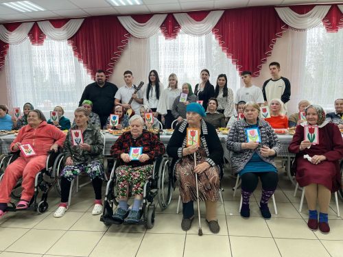 Ученики школы №1 поздравили жительниц и сотрудниц Нурлатского дома-интерната с 8 Марта