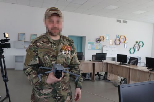 Бойцы СВО провели Урок мужества и подарили дрон воспитанникам ЦДТ «Килэчэк»
