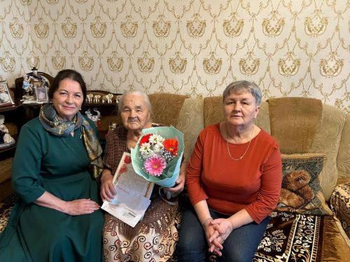 В Нурлате труженицу тыла поздравили с 95-летием