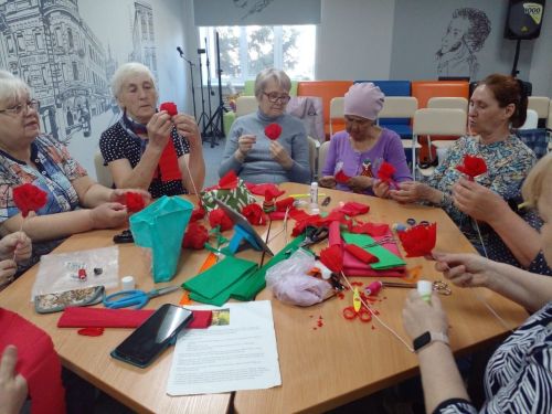 Мастер-класс по созданию гвоздик из фоамирана к 80-летию Победы в Нурлате