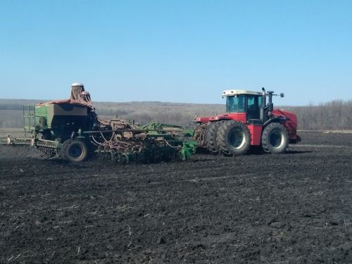 На полях Нурлатского района продолжается сев яровых культур