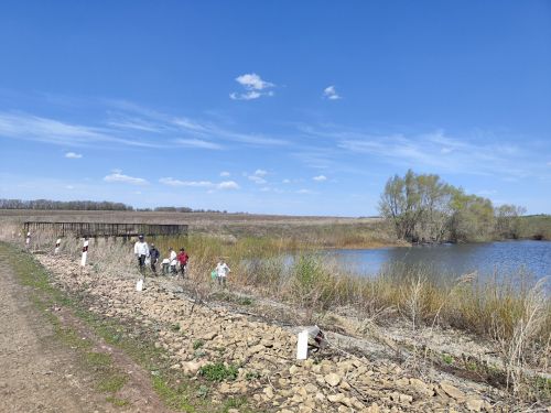 Акция «Чистая планета»: школьники Старых Челнов убрали берег водоема
