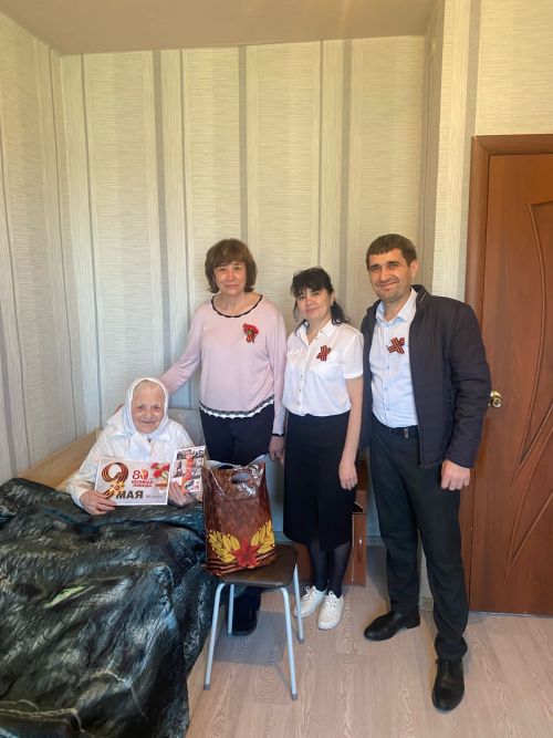 Сотрудники Социального фонда поздравили нурлатских ветеранов с 80-летием Победы