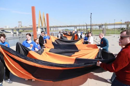 300-метровая Георгиевская лента объединила жителей Казани в память о Победе