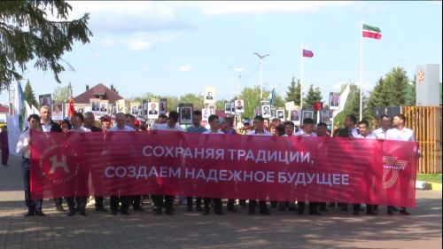 Сотни нурлатцев с фотографиями ветеранов отрасли собрались на торжественное шествие