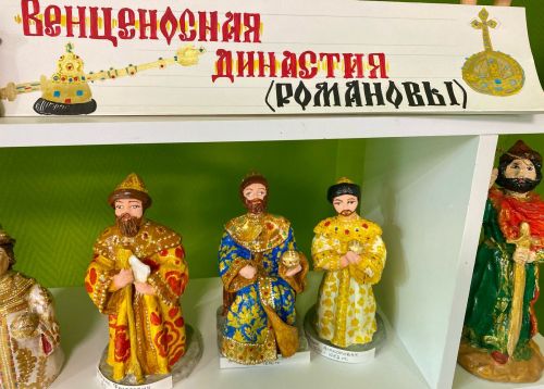 Уникальная коллекция глиняных фигур династии Романовых создана в Мамыковском Доме культуры