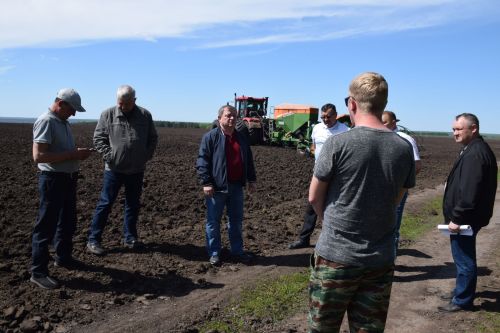 Дамир Ишкинеев ознакомился с ходом посевных работ на полях агрохолдинга «Чистополье»