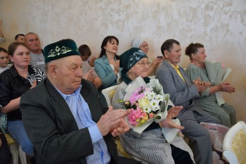 В Международный день семьи в Нурлате чествовали юбиляров супружеской жизни