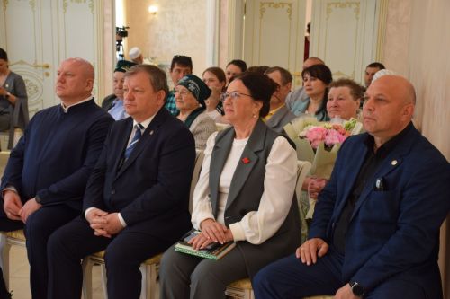 В Международный день семьи в Нурлате чествовали юбиляров супружеской жизни