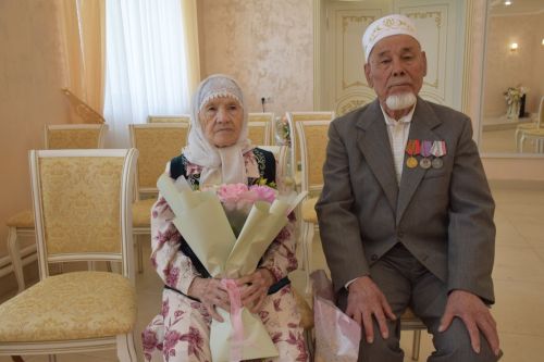 В Международный день семьи в Нурлате чествовали юбиляров супружеской жизни