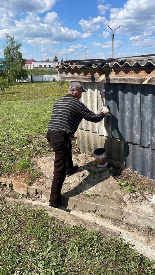 Жители Нурлатского дома-интерната украшают территорию с заботой и теплом