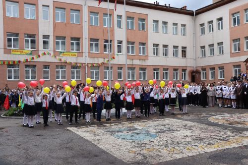 Дамир Ишкинеев поздравил нурлатских гимназистов с Последним звонком