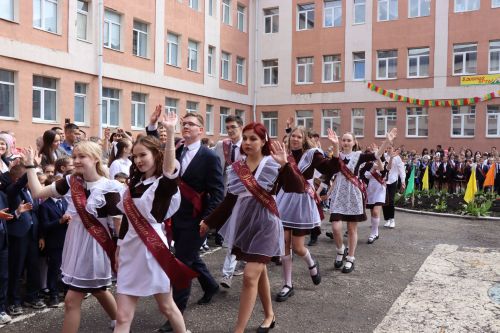 Дамир Ишкинеев поздравил нурлатских гимназистов с Последним звонком