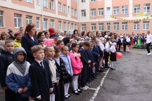 Дамир Ишкинеев поздравил нурлатских гимназистов с Последним звонком