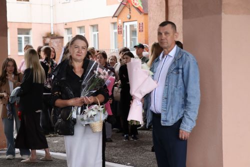 Дамир Ишкинеев поздравил нурлатских гимназистов с Последним звонком