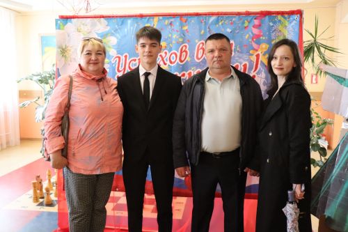 Дамир Ишкинеев поздравил нурлатских гимназистов с Последним звонком