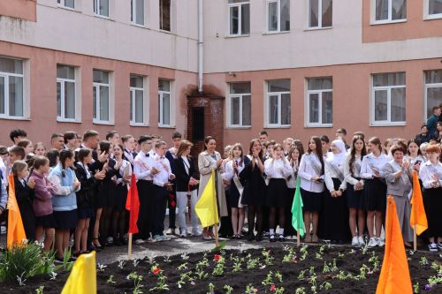 Дамир Ишкинеев поздравил нурлатских гимназистов с Последним звонком