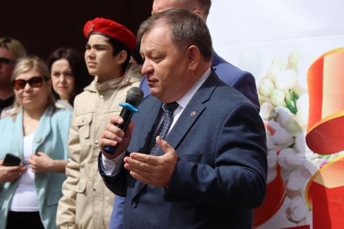 Дамир Ишкинеев поздравил нурлатских гимназистов с Последним звонком