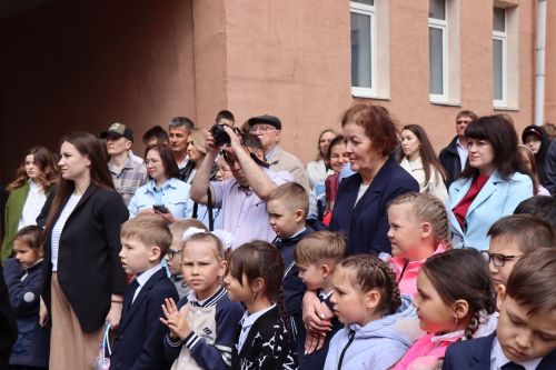 Дамир Ишкинеев поздравил нурлатских гимназистов с Последним звонком