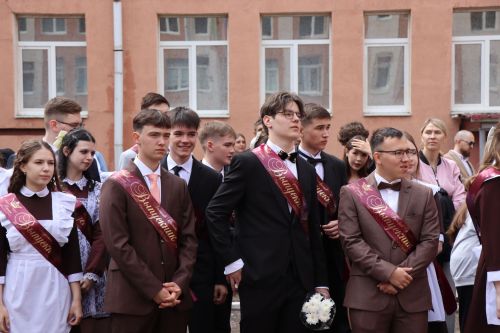 Дамир Ишкинеев поздравил нурлатских гимназистов с Последним звонком