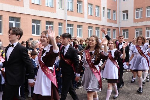 Дамир Ишкинеев поздравил нурлатских гимназистов с Последним звонком