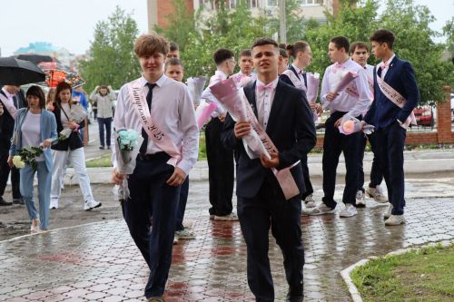 Дамир Ишкинеев поздравил нурлатских гимназистов с Последним звонком