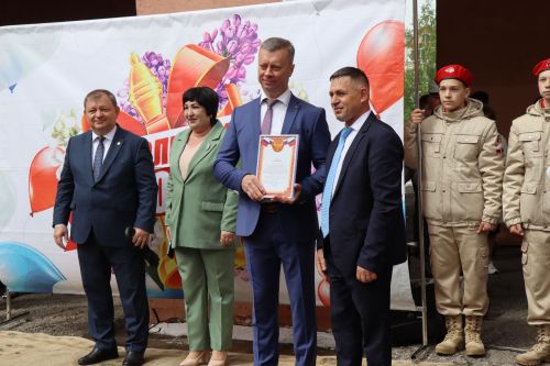 Дамир Ишкинеев поздравил нурлатских гимназистов с Последним звонком