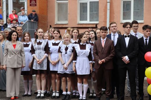Дамир Ишкинеев поздравил нурлатских гимназистов с Последним звонком