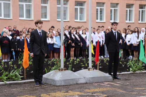 Дамир Ишкинеев поздравил нурлатских гимназистов с Последним звонком
