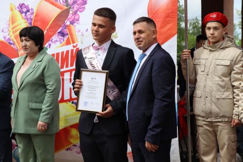 Дамир Ишкинеев поздравил нурлатских гимназистов с Последним звонком