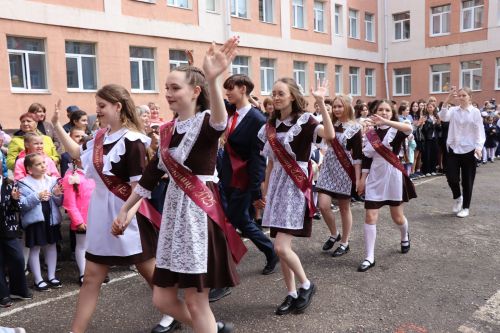 Дамир Ишкинеев поздравил нурлатских гимназистов с Последним звонком