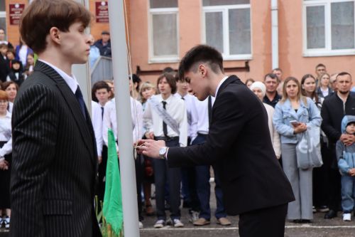 Дамир Ишкинеев поздравил нурлатских гимназистов с Последним звонком