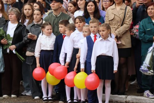 Дамир Ишкинеев поздравил нурлатских гимназистов с Последним звонком