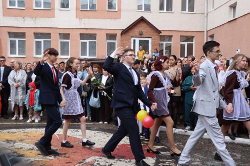 Дамир Ишкинеев поздравил нурлатских гимназистов с Последним звонком