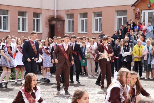 Дамир Ишкинеев поздравил нурлатских гимназистов с Последним звонком