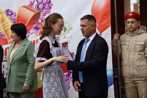 Дамир Ишкинеев поздравил нурлатских гимназистов с Последним звонком