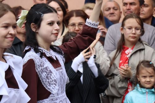 Дамир Ишкинеев поздравил нурлатских гимназистов с Последним звонком