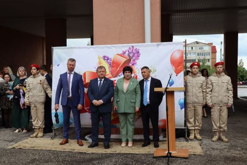 Дамир Ишкинеев поздравил нурлатских гимназистов с Последним звонком