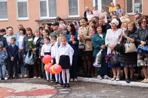 Дамир Ишкинеев поздравил нурлатских гимназистов с Последним звонком