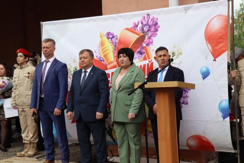 Дамир Ишкинеев поздравил нурлатских гимназистов с Последним звонком