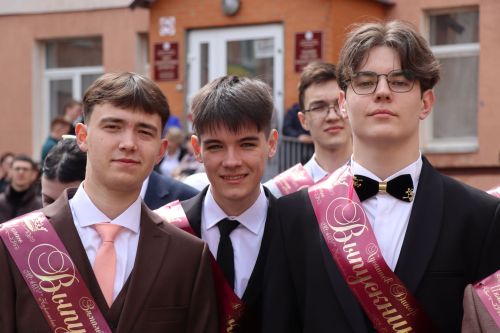 Дамир Ишкинеев поздравил нурлатских гимназистов с Последним звонком