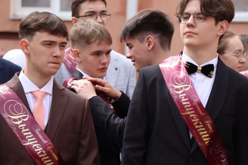 Дамир Ишкинеев поздравил нурлатских гимназистов с Последним звонком