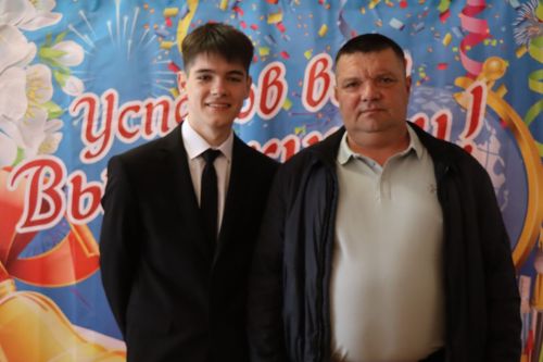 Дамир Ишкинеев поздравил нурлатских гимназистов с Последним звонком